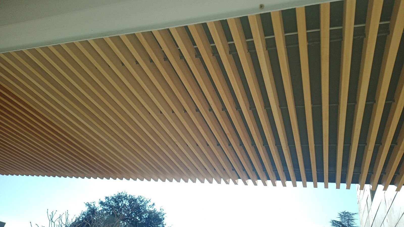 Pérgola de lamas en terraza